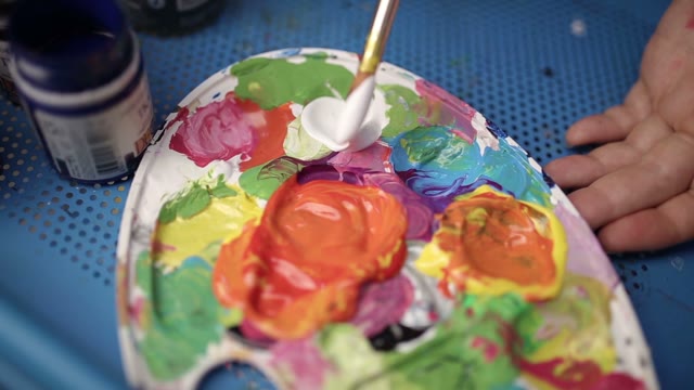 Art Brush Mixed Paint On The Palette