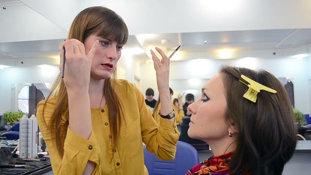 Visagiste Doing Professional Make-up Girl. Close-up