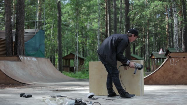 Carpenter Finished The Figure For Skatepark