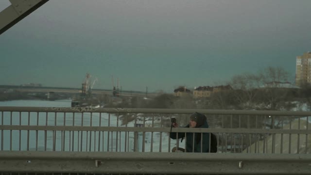 Man Shoots A Bridge On The Smartphone Timelapse