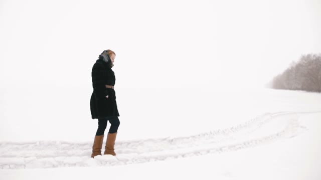 Young Girl In The Winter Walks In The Park. Slow Motion