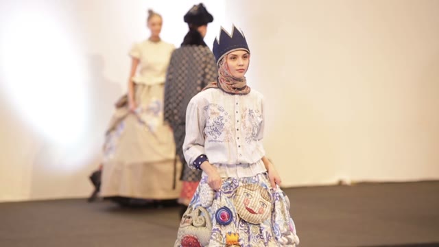 Model Stumbled On The Catwalk