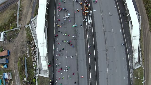 Many Young People Run A Marathon On The Bridge