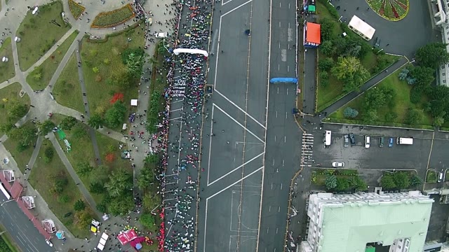 Many Young People Run A Marathon On The Main Road