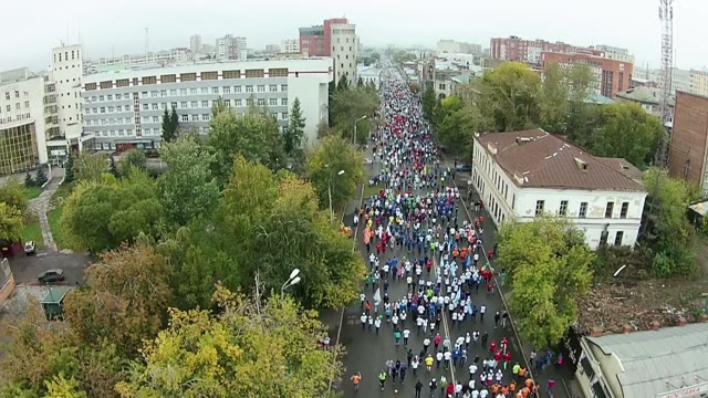 Many Young People Run A Marathon Through The Main Streets