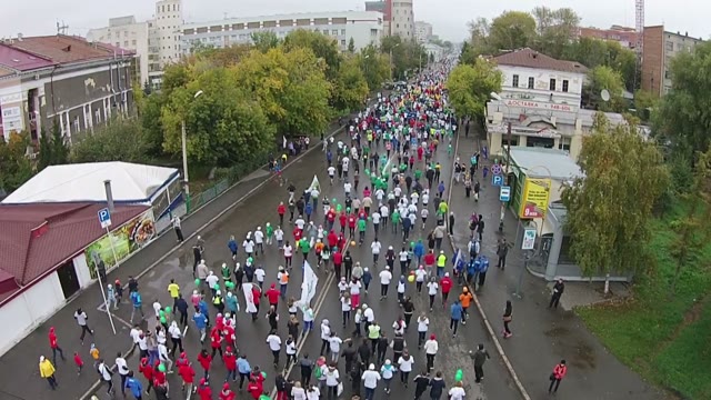 Many Young People Run A Marathon Through The Streets Of The City