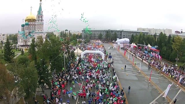 Many Young People Run A Marathon Through The Streets Of The Beautiful City