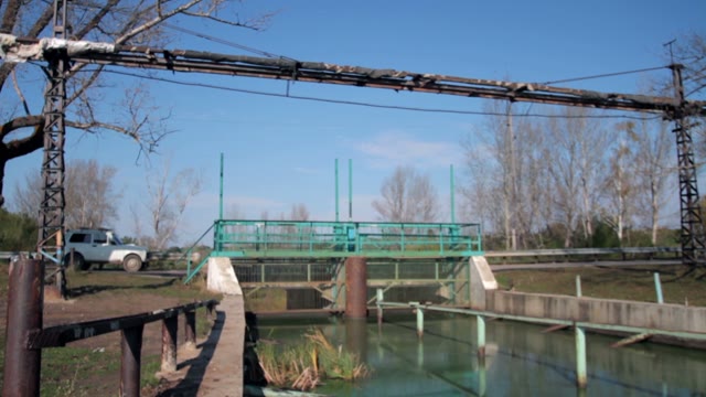 Car Goes Bridge