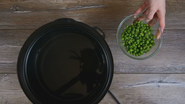 Green Peas In Glass Bowl Shift In Water