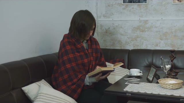 Girl Blanket Reading Book Sitt