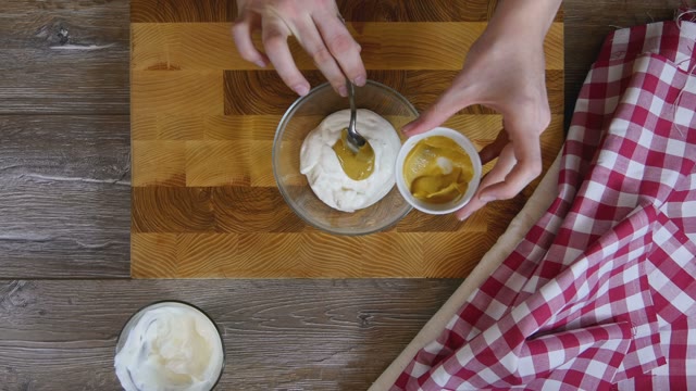 Cook Mix The Sauce In A Glass Bowl