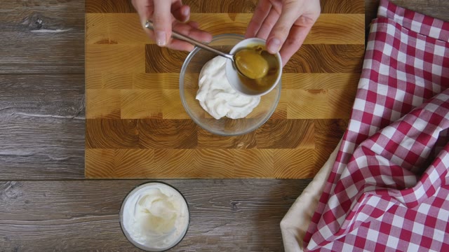 Cook Mix The Sauce In A Glass Bowl