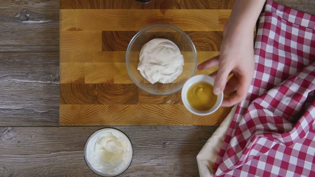 Cook Mix The Sauce In A Glass Bowl