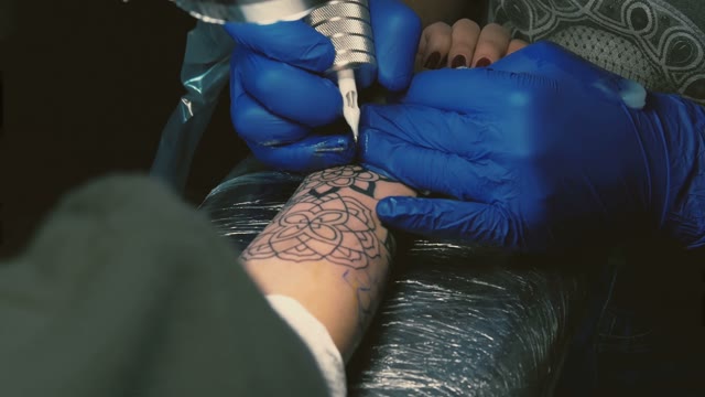 Tattoo Master Does Tattoo On Hand Close-up