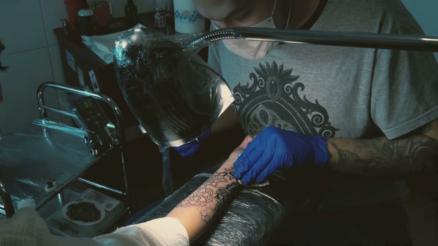 Tattoo Master Does Tattoo On Hand
