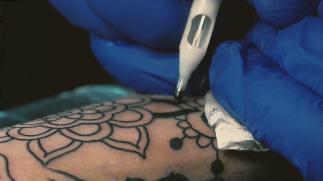 Tattoo Master Does Tattoo Close-up