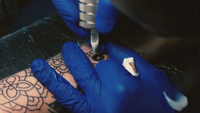 Tattoo Master Does Tattoo Close-up