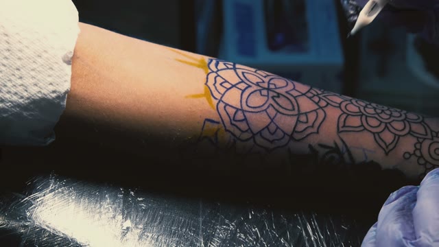 Tattoo Master Does Tattoo On Hand Close-up