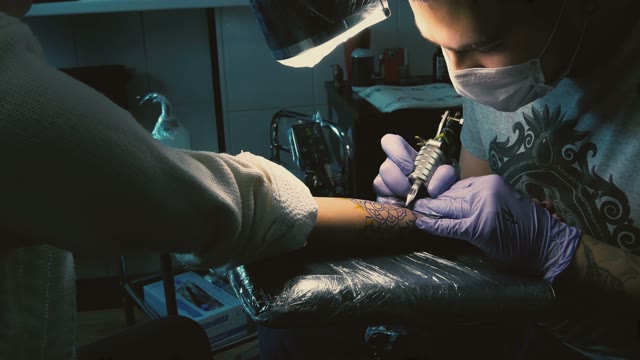 Tattoo Master Does Tattoo On Hand