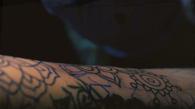 Tattoo Master Does Tattoo Close-up
