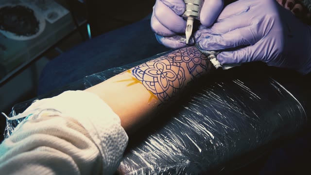 Tattoo Master Does Tattoo On Hand Close-up
