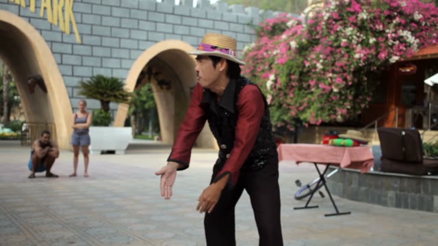Mime Shows Something