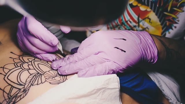 Tattoo Master Colorize A Girl's Tattoo