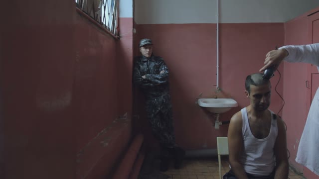 Shave The Hair A Prisoner On The Supervision Of A Police Officer