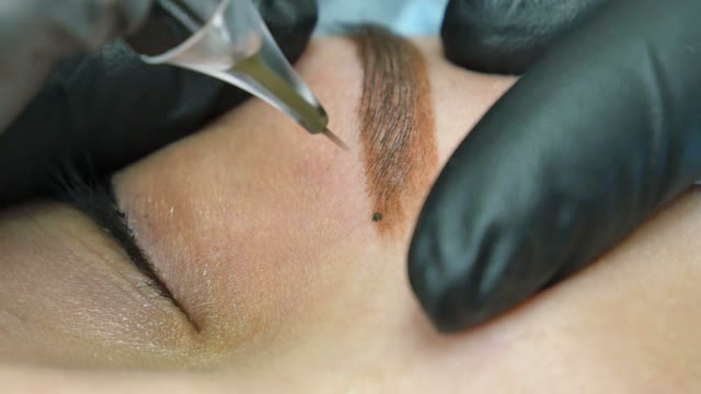 Master Does Tattoo Of Eyebrows Close-up