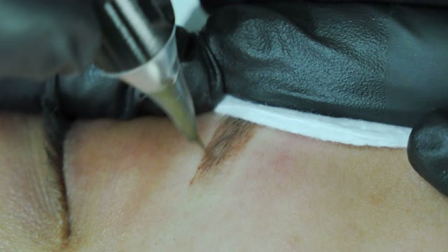 Master Does Tattoo Of Eyebrows Close-up