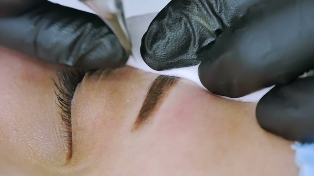 Master Does Tattoo Of Eyebrows Close-up
