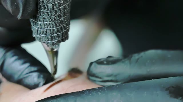 Master Does Tattoo Of Eyebrows Close-up