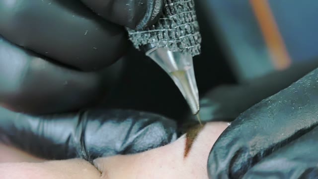 Master Does Tattoo Of Eyebrows Close-up