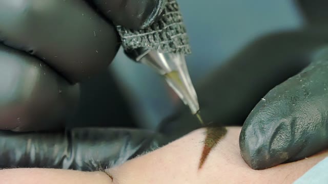 Master Does Tattoo Of Eyebrows Close-up