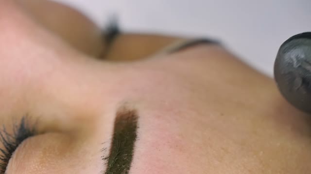 Master Does Tattoo Of Eyebrows Close-up