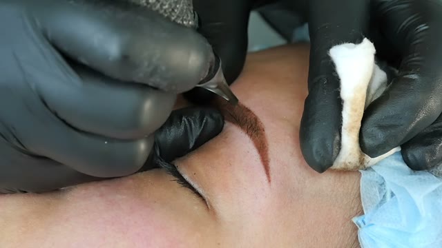 Master Does Tattoo Of Eyebrows Close-up