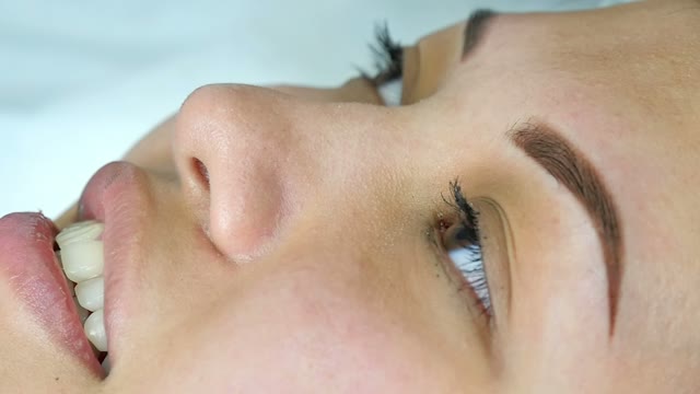 Master Does Tattoo Of Eyebrows Close-up