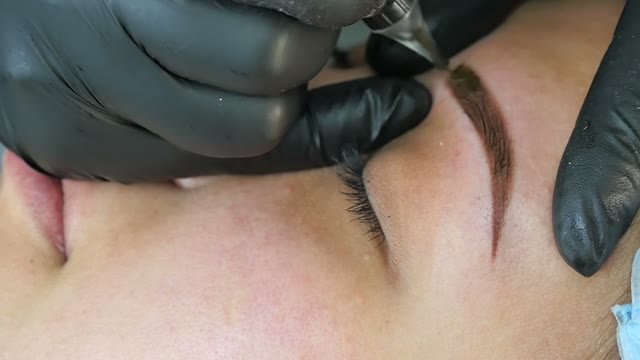 Master Does Tattoo Of Eyebrows Close-up