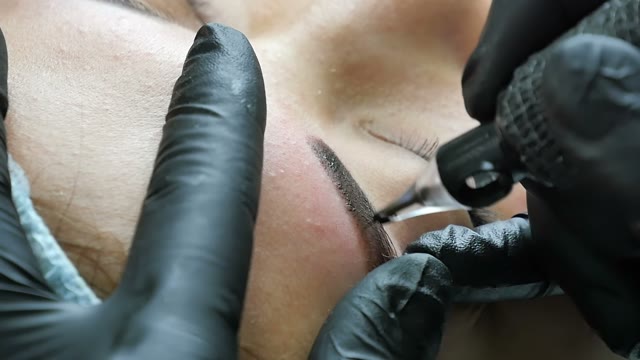 Master Does Tattoo Of Eyebrows Close-up