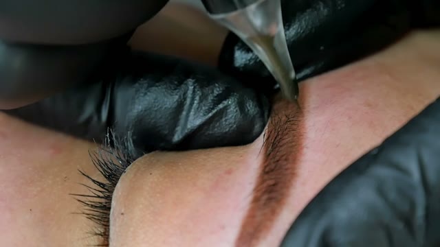 Master Does Tattoo Of Eyebrows Close-up