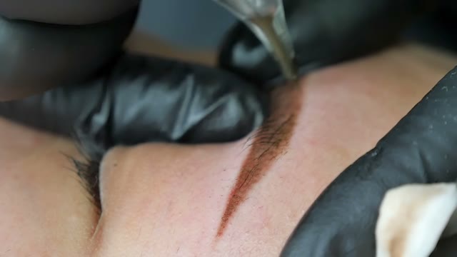 Master Does Tattoo Of Eyebrows Close-up