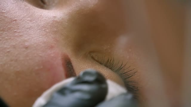 Master Does Tattoo Of Eyebrows Close-up