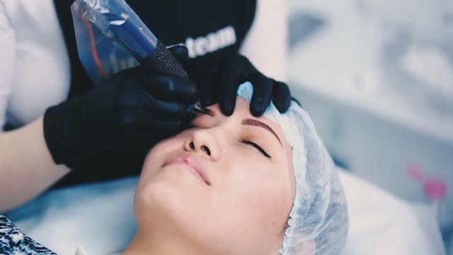 Master Does Tattoo Of Eyebrows Close-up