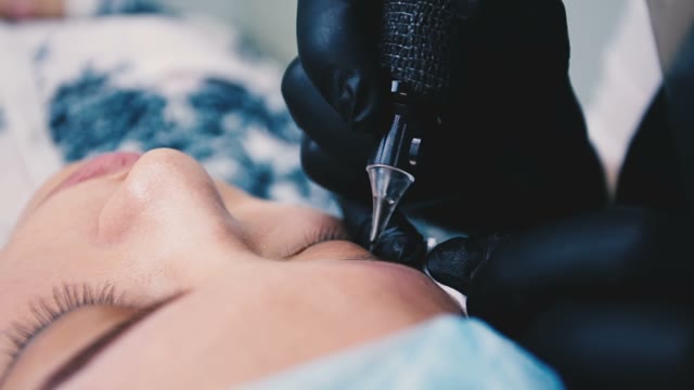 Master Does Tattoo Of Eyebrows Close-up