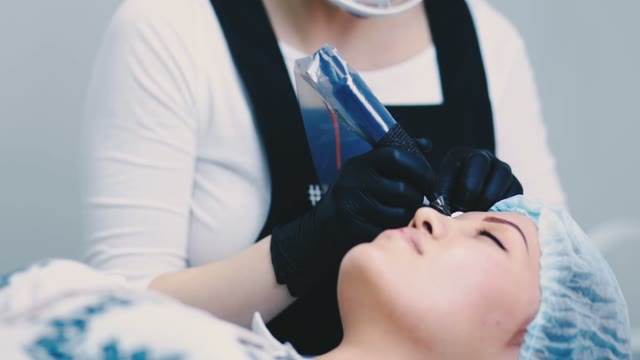 Master Does Tattoo Of Eyebrows Close-up