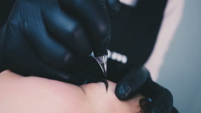 Master Does Tattoo Of Eyebrows Close-up