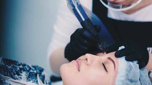 Master Does Tattoo Of Eyebrows Close-up
