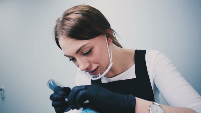 Master Does Tattoo Of Eyebrows Close-up
