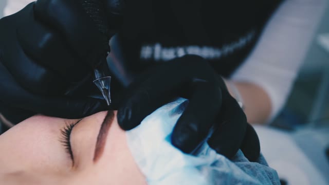 Master Does Tattoo Of Eyebrows Close-up