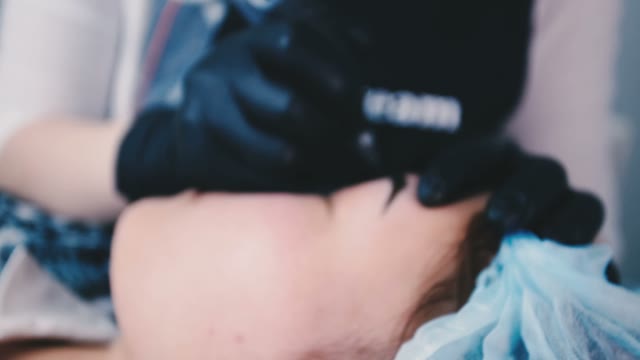 Master Does Tattoo Of Eyebrows Close-up
